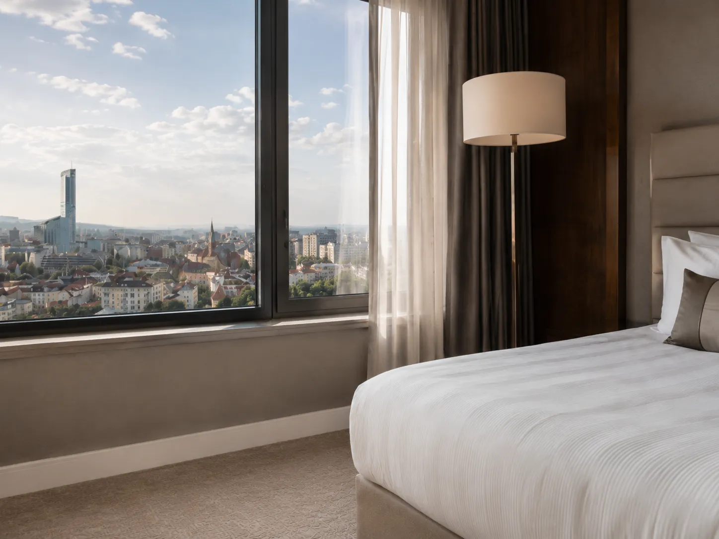 Widok na panoramę Wrocławia z apartamentu hotelowego premium