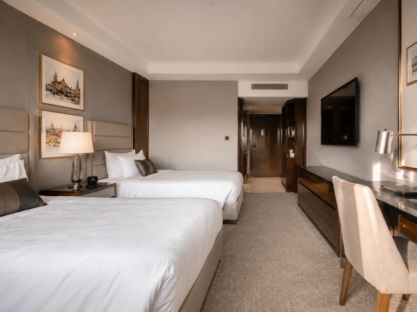 Pokój hotelowy premium Wrocław — ujęcie od wejścia
